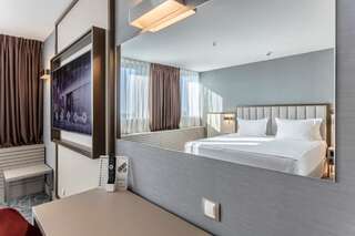 Отель Hotel Bulgaria Бургас Номер Делюкс с кроватью размера «king-size»-4
